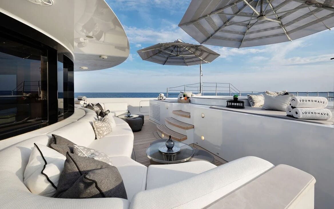 Motor Yacht 11.11 Aft Deck Dining Table