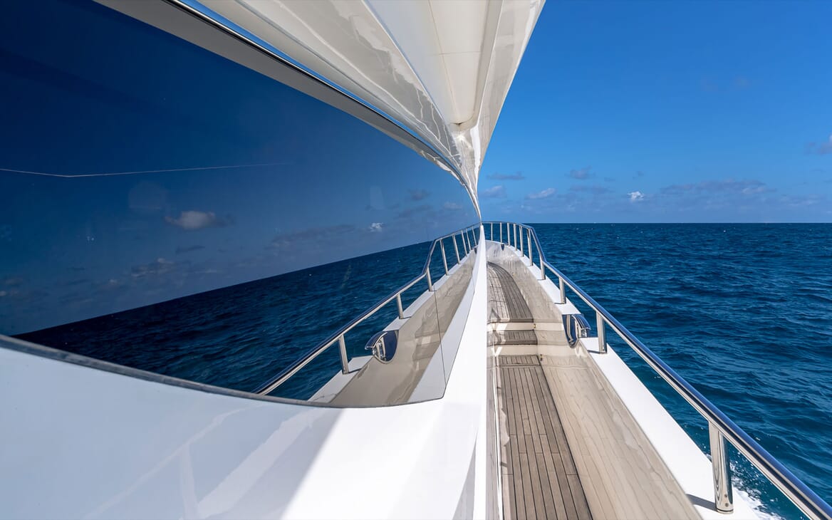 MY BELLA RONA starboard