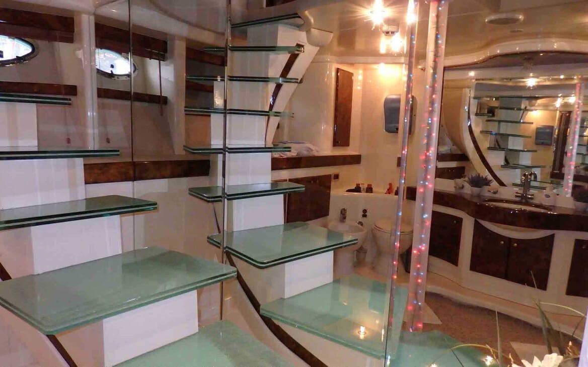 Motor Yacht Ronesans stairwell