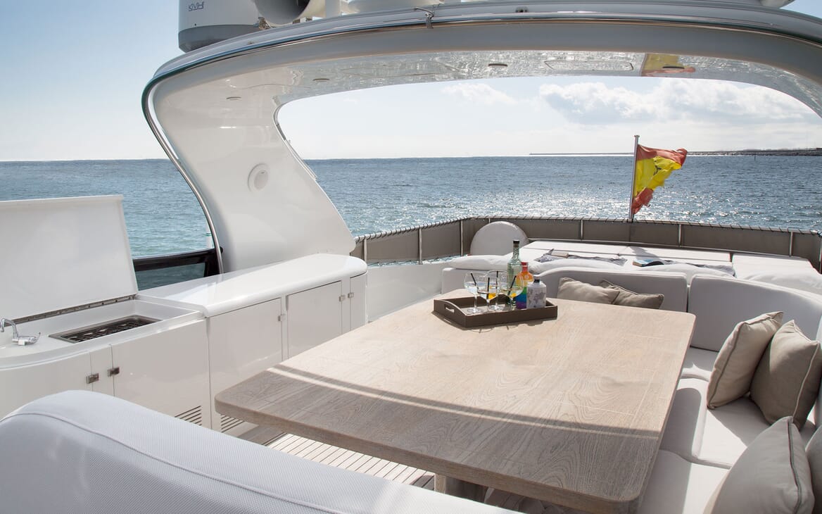 Motor Yacht SEVEN C Sun Deck Drinks