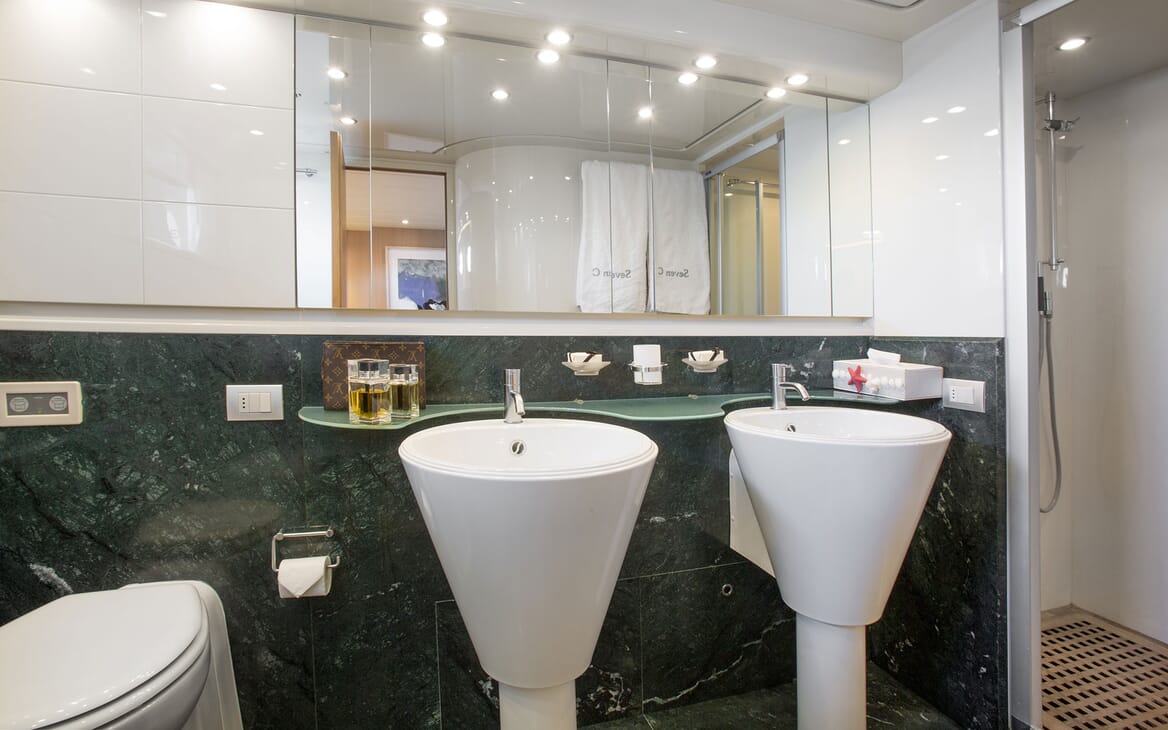 Motor Yacht SEVEN C Master Bathroom