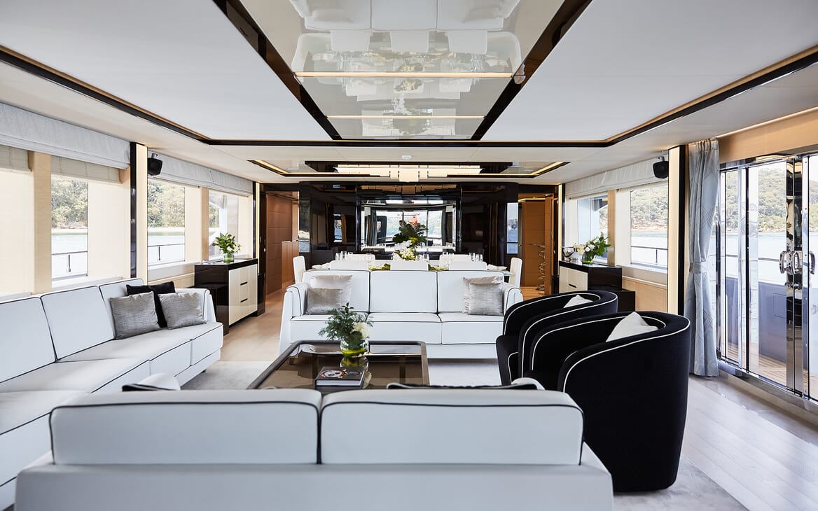 Motor Yacht Ghost II saloon