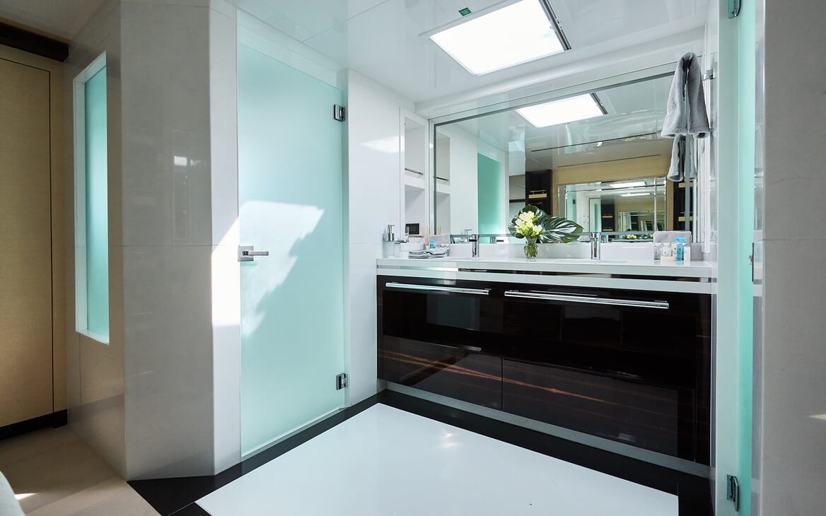Motor Yacht Ghost II bathroom