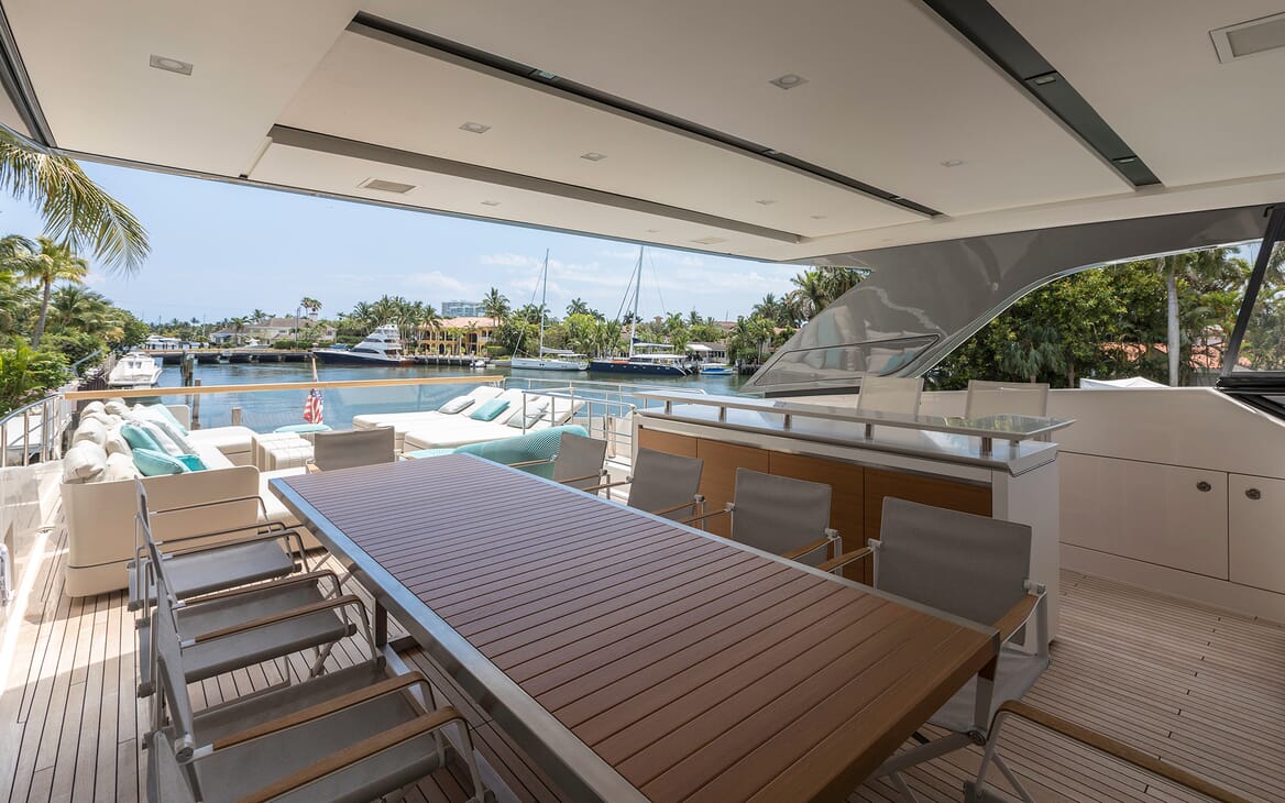 Motor Yacht Freddy outdoor dining