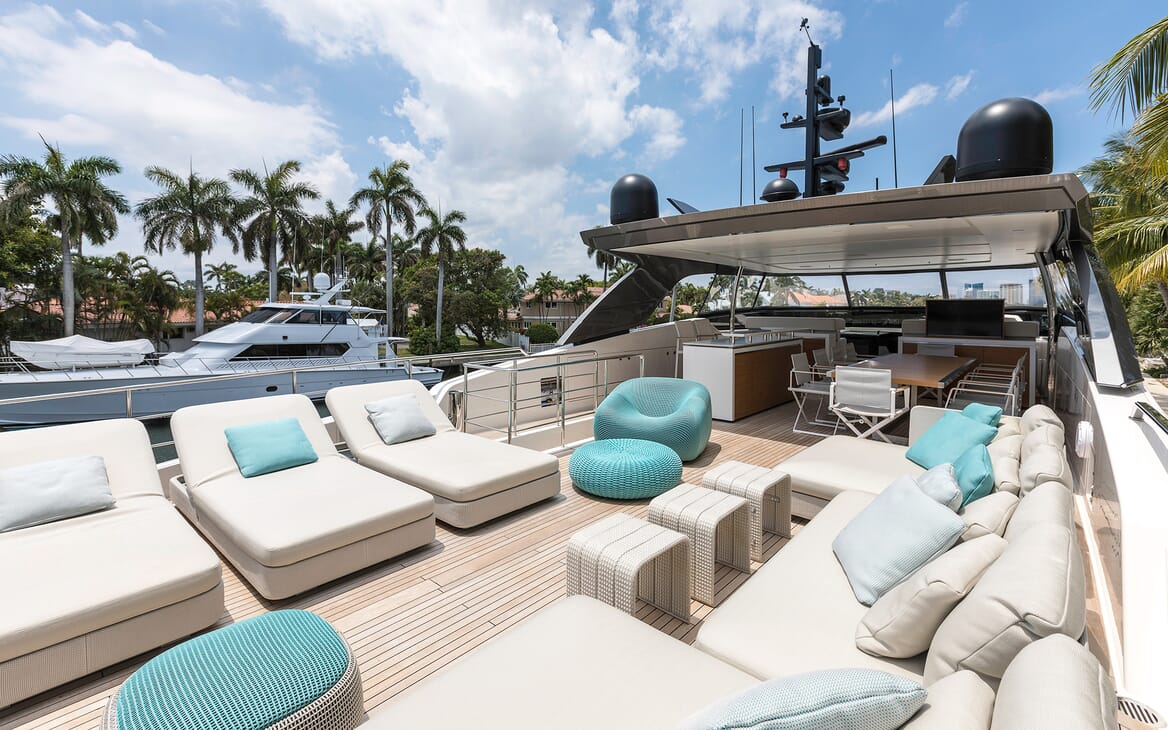 Motor Yacht Freddy sundeck
