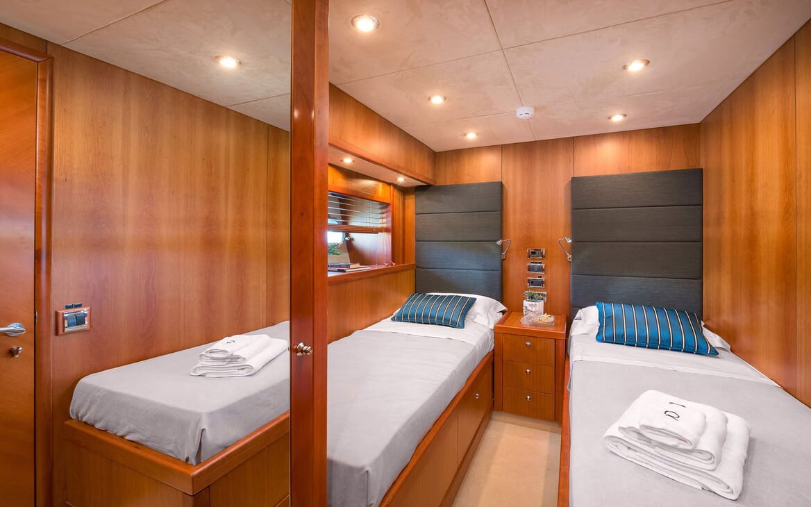 Motor Yacht Quantum twin cabin with white linen and oak surroundings