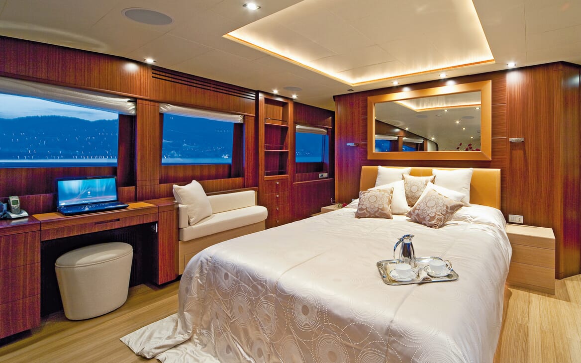 Motor Yacht Soiree master cabin
