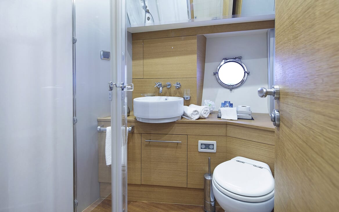 Motor Yacht Arwen guest bathroom