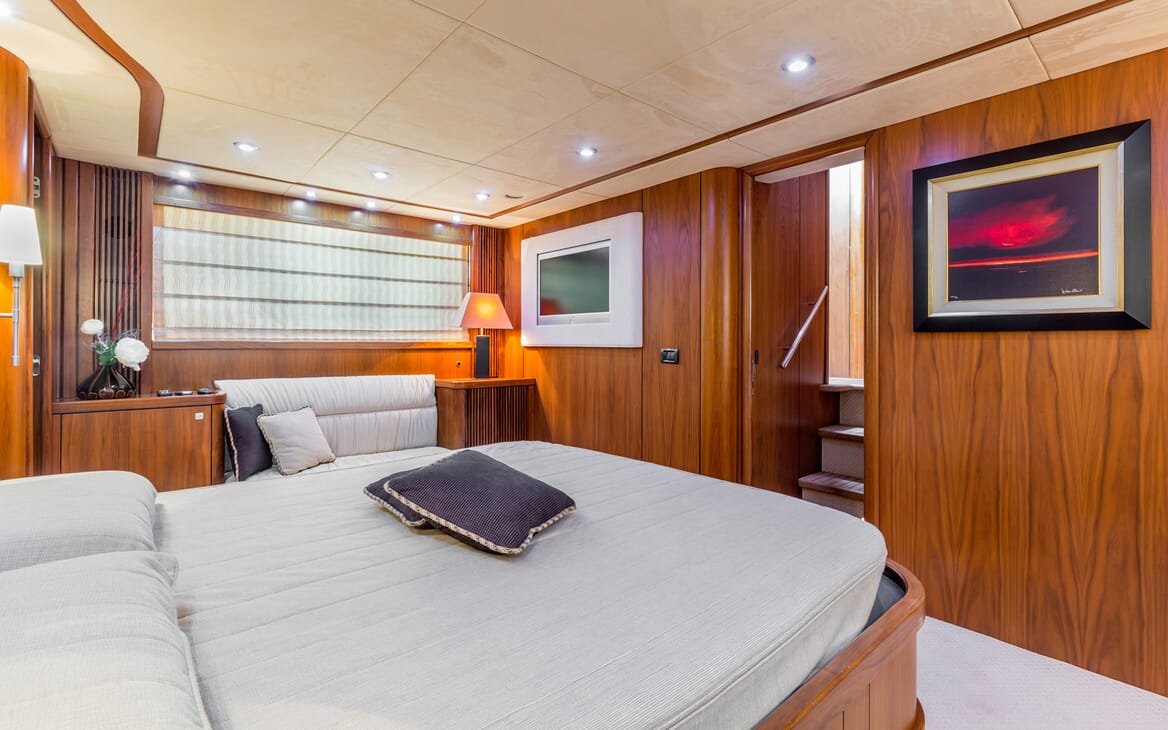 Motor Yacht Octavia guest cabin