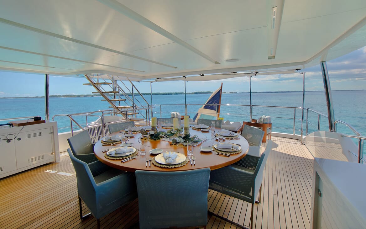 Motor Yacht COOL BREEZE Al Fesco Dining