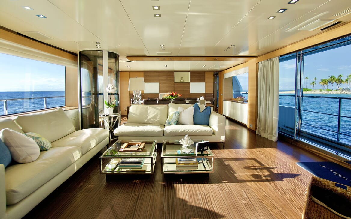 Motor Yacht COOL BREEZE Main Salon