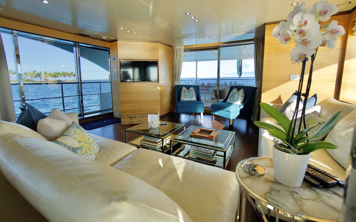 Motor Yacht COOL BREEZE Main Salon Seating