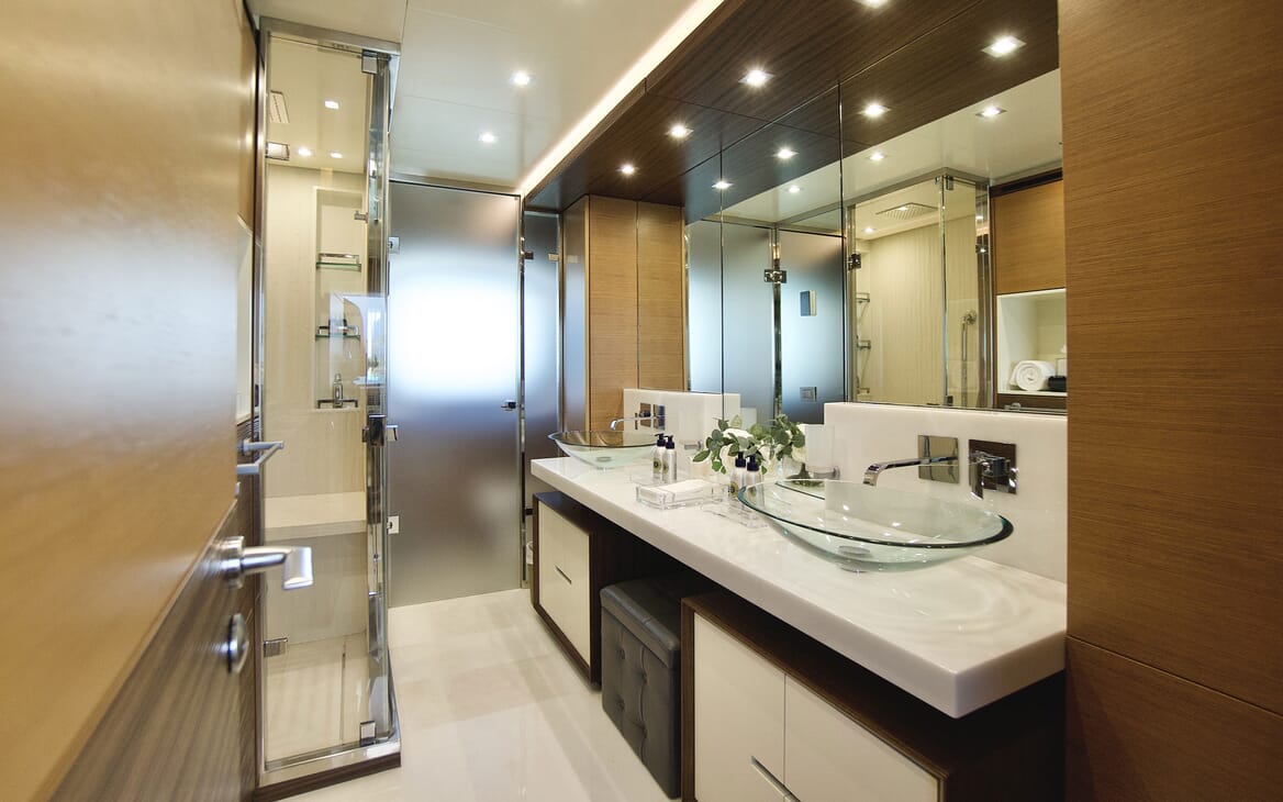 Motor Yacht COOL BREEZE Master Bathroom