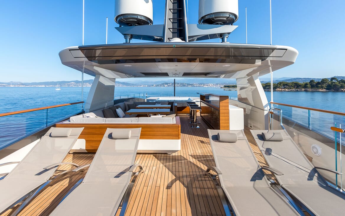Motor Yacht VERTIGE Sun Deck Sun Loungers
