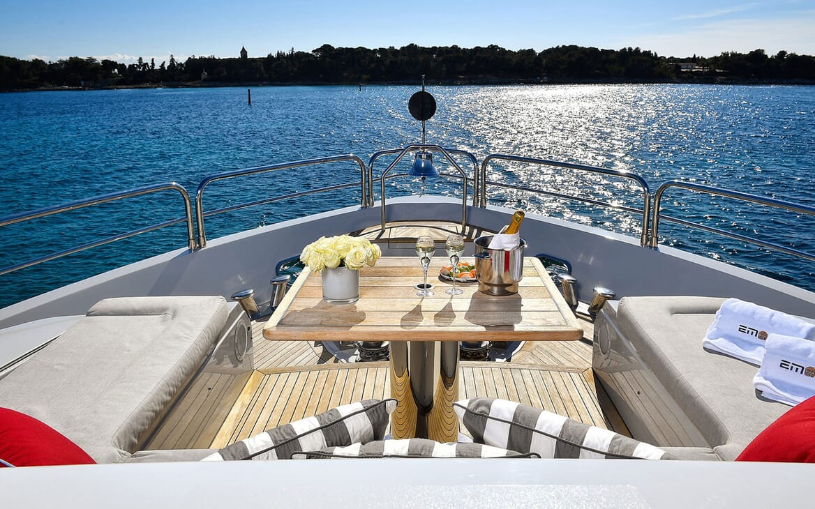 Motor Yacht EMOJI Bow Seating