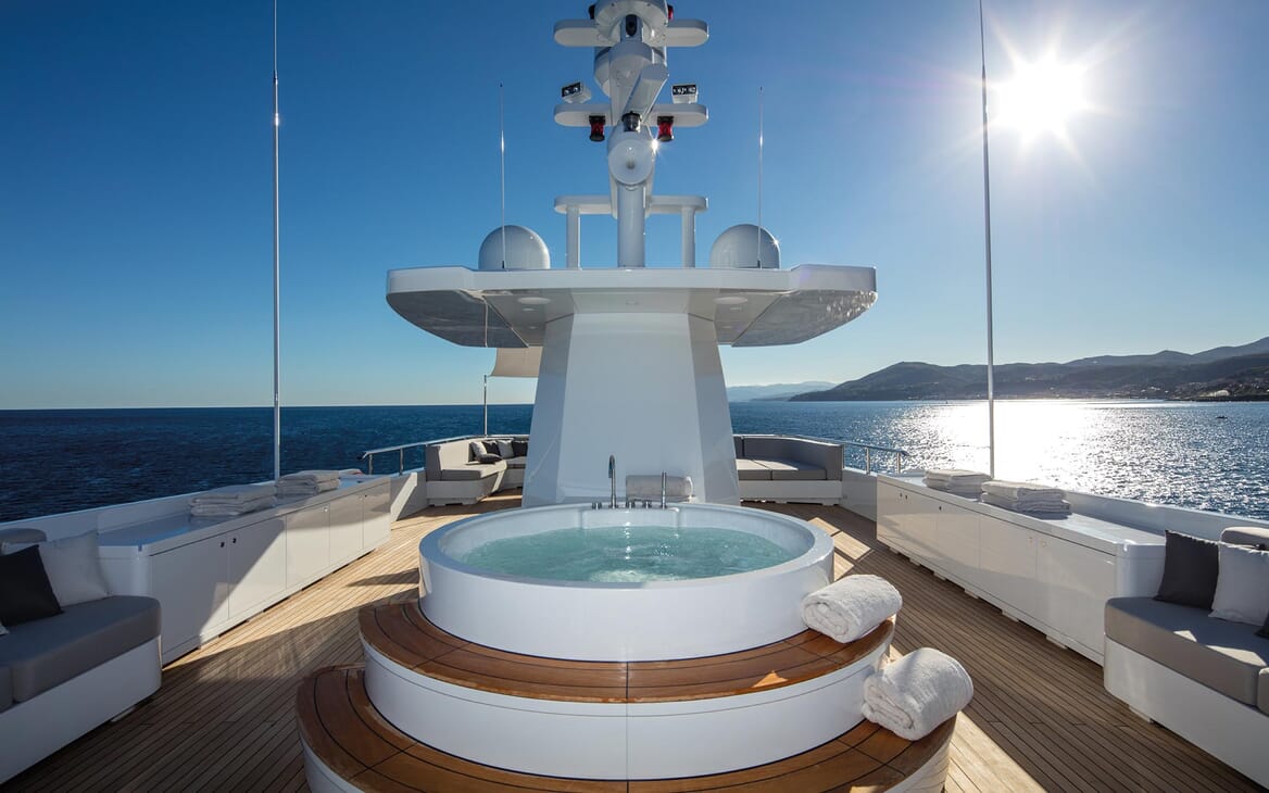 Motor Yacht Otam hot tub