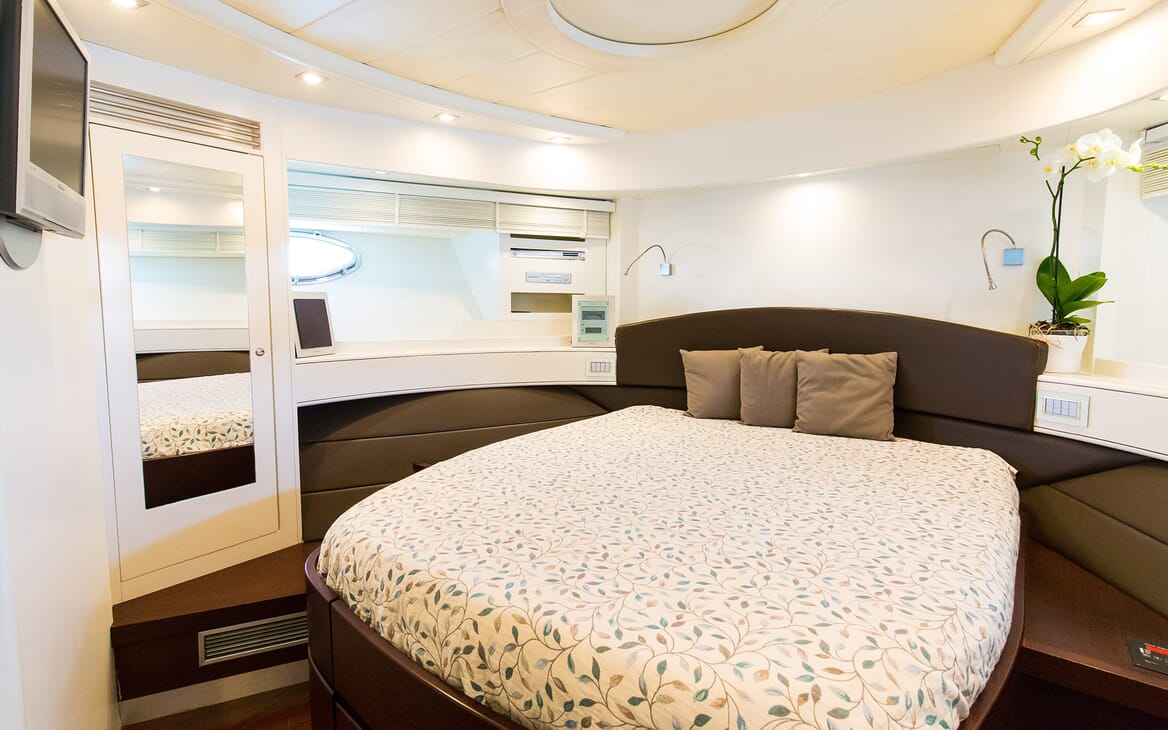 Motor Yacht Cinque guest cabin