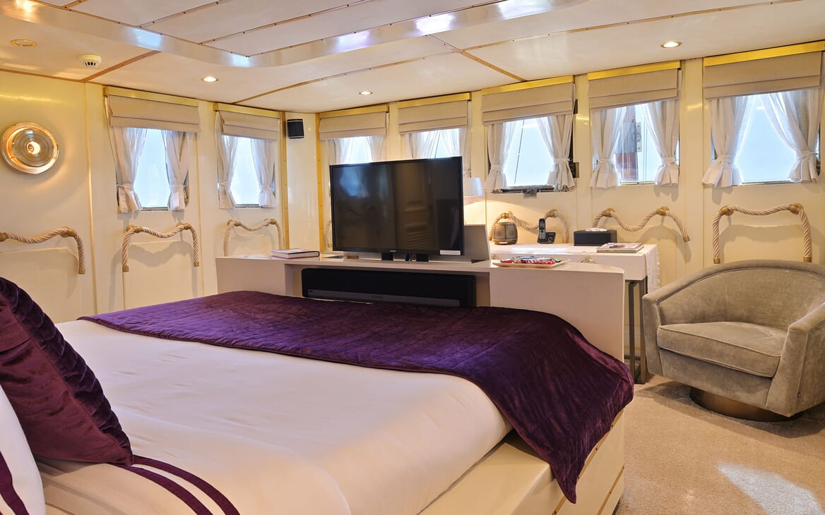 Motor Yacht KALIZMA Salon Hallway