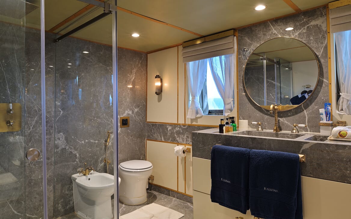 Motor Yacht KALIZMA Guest Bathroom