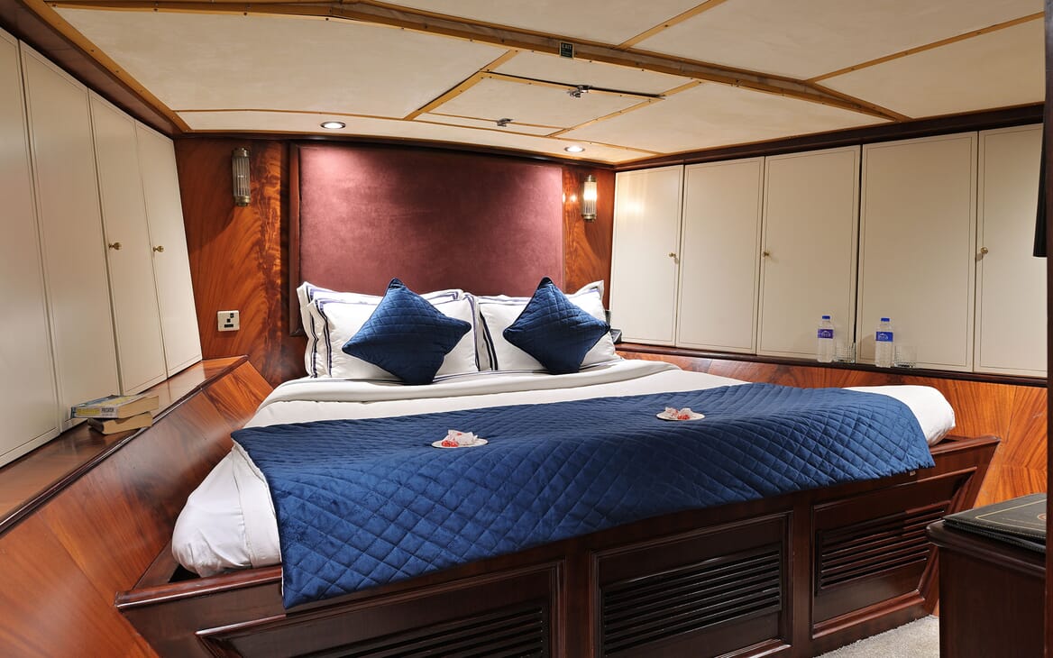 Motor Yacht KALIZMA Table