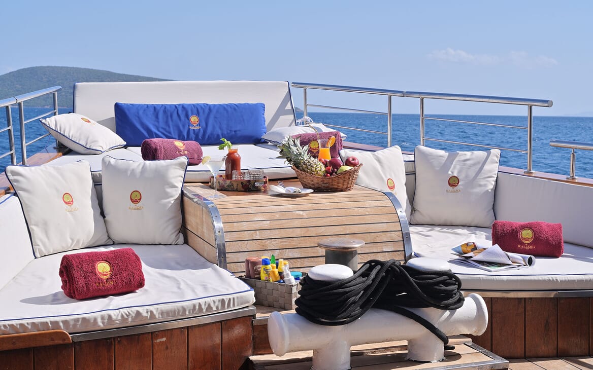 Motor Yacht KALIZMA Salon and Bar