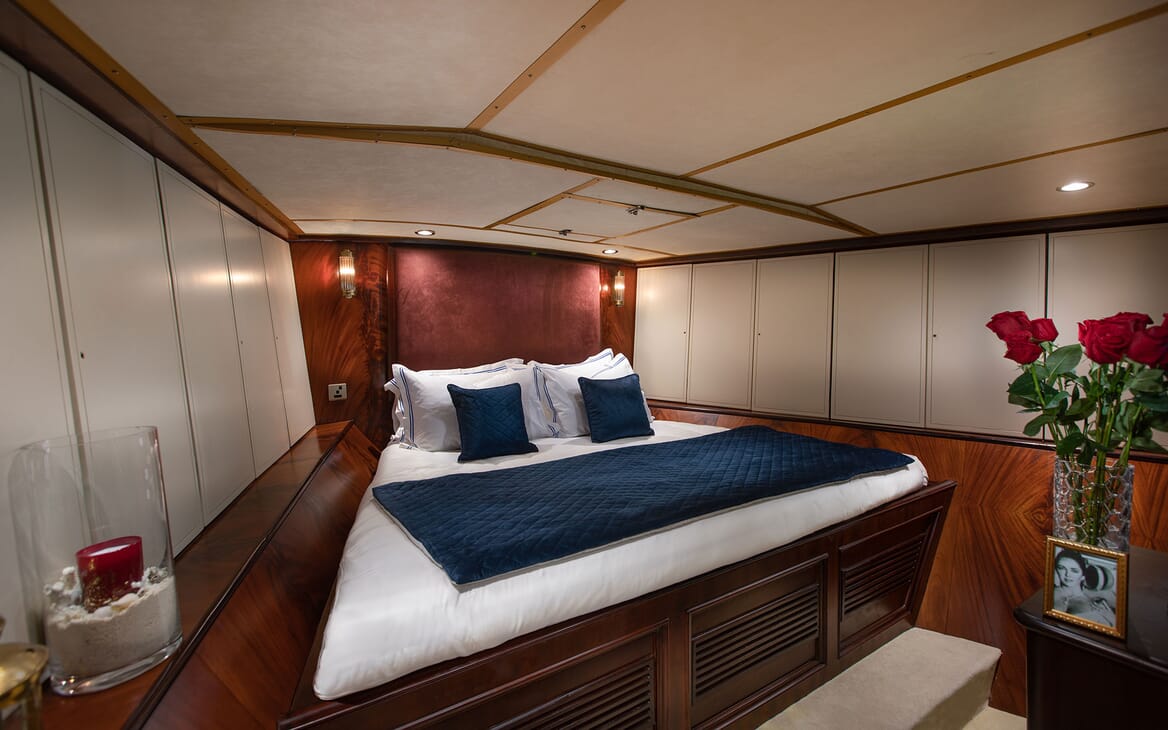 Motor Yacht KALIZMA Full Beam VIP Stateroom