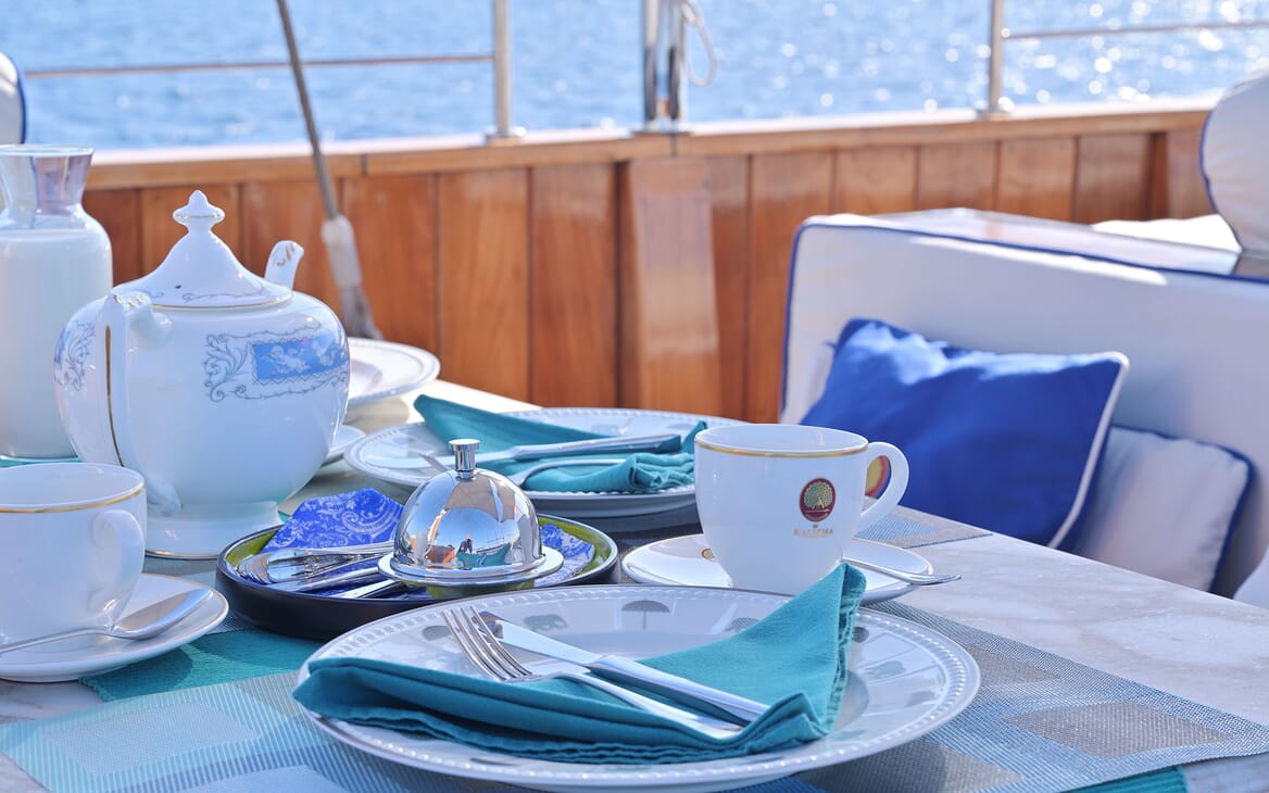 Motor Yacht KALIZMA Main Deck Salon