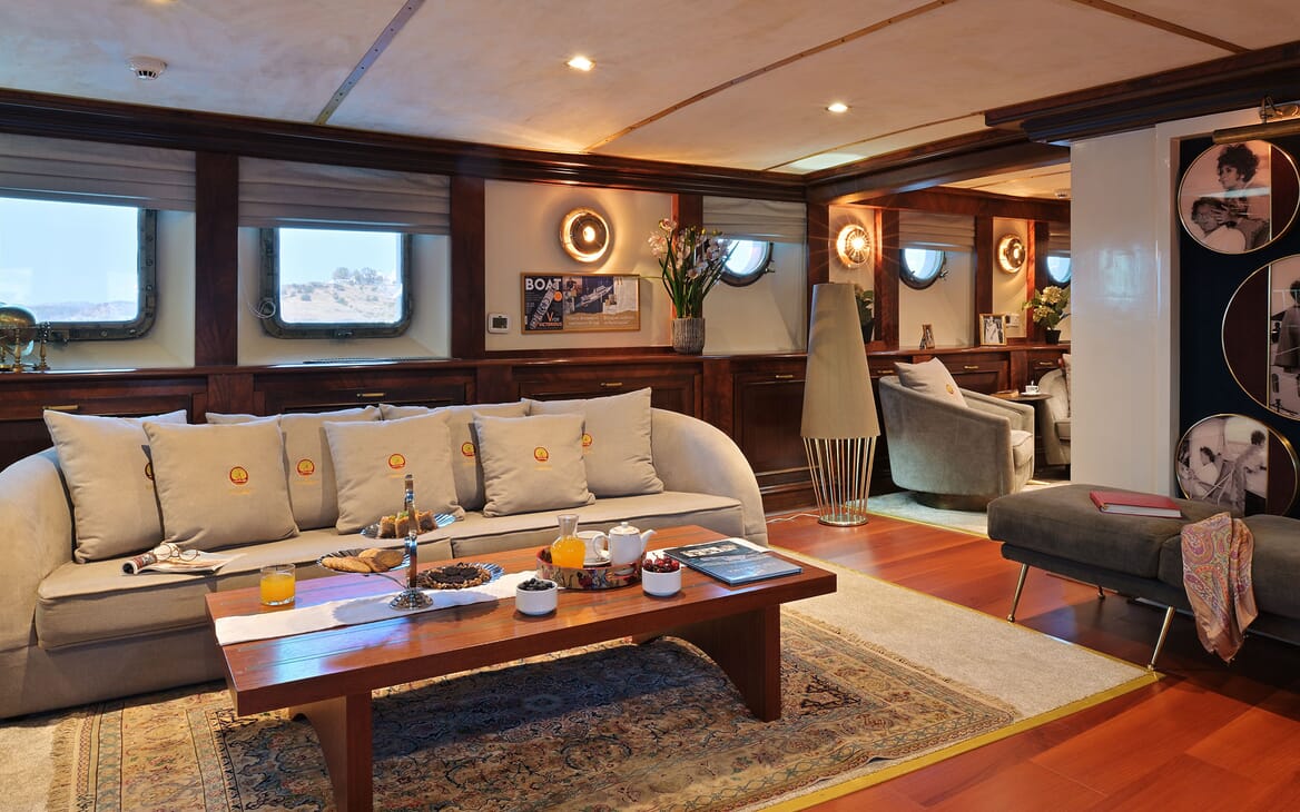 Motor Yacht KALIZMA Master Bathroom