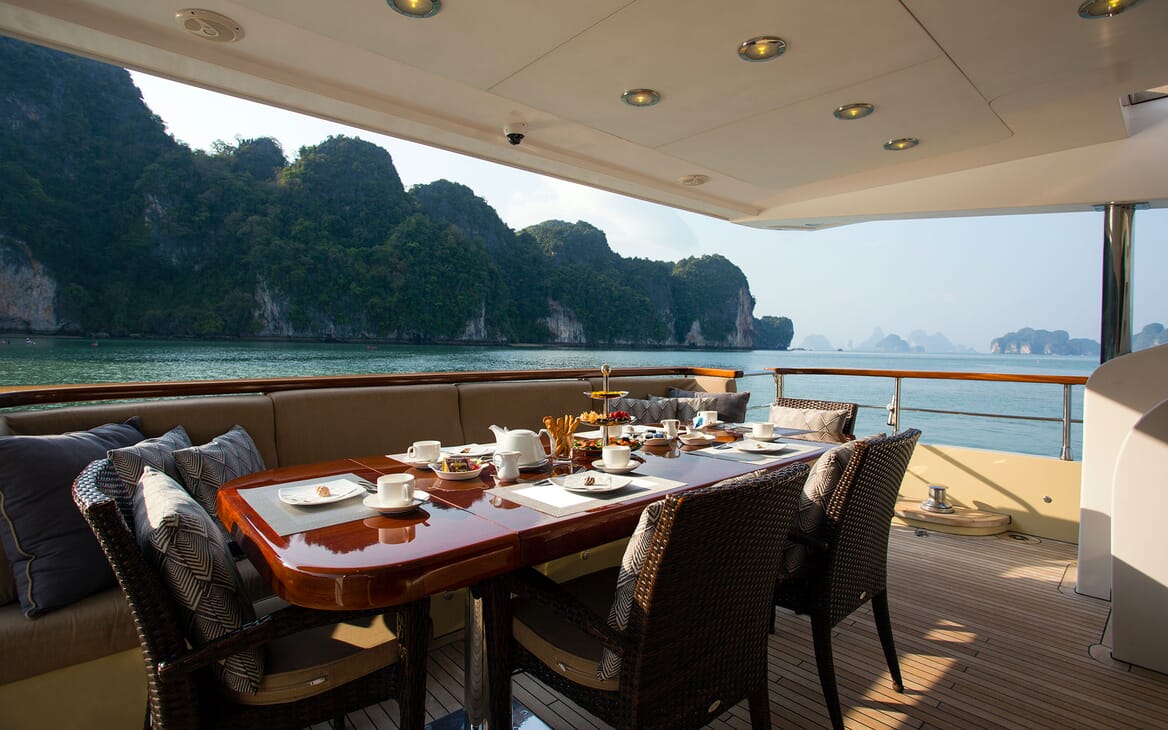 Motor Yacht MIA KAI Aft Dining Table