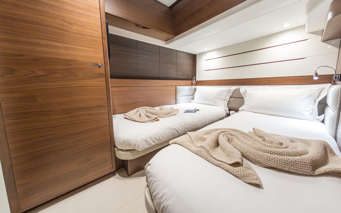 Motor Yacht SHAWLIFE Twin Guest Stateroom
