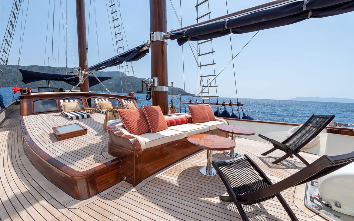 Classic Luxury Yacht Captain Cook