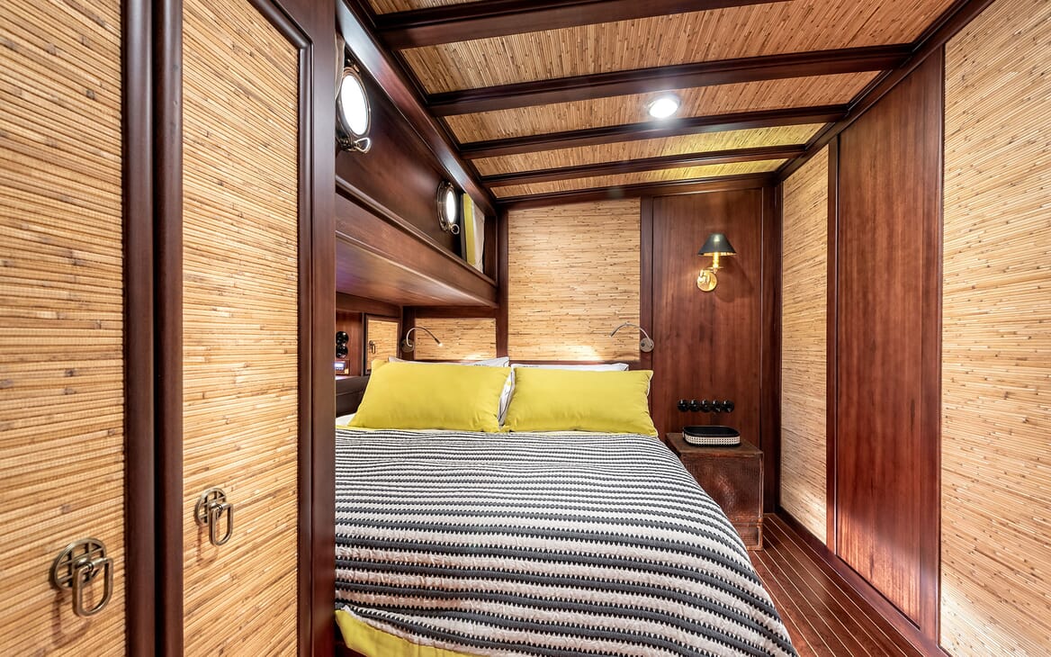 Sailing yacht CAPTAIN COOK double cabin