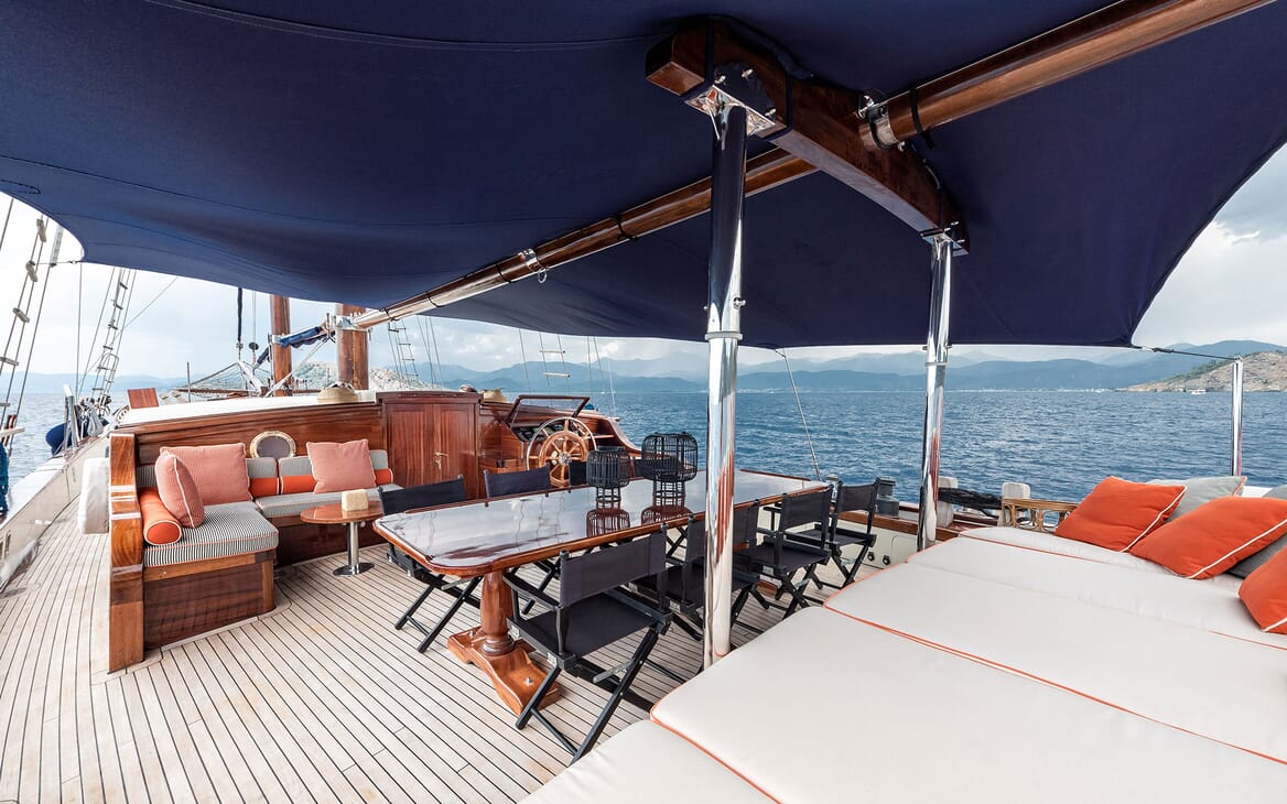 Sailing yacht CAPTAIN COOK outdoor dining