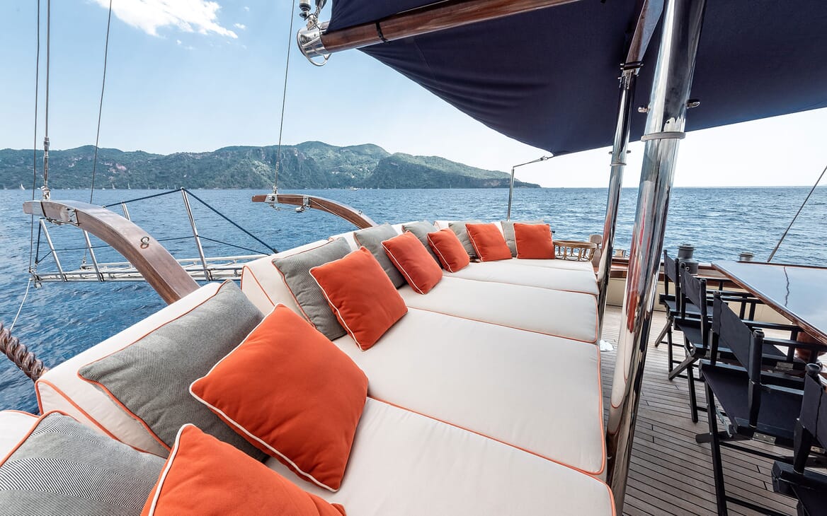 Sailing yacht CAPTAIN COOK outdoor lounge area