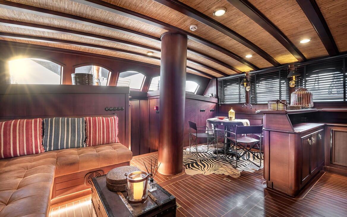 Sailing yacht CAPTAIN COOK indoor