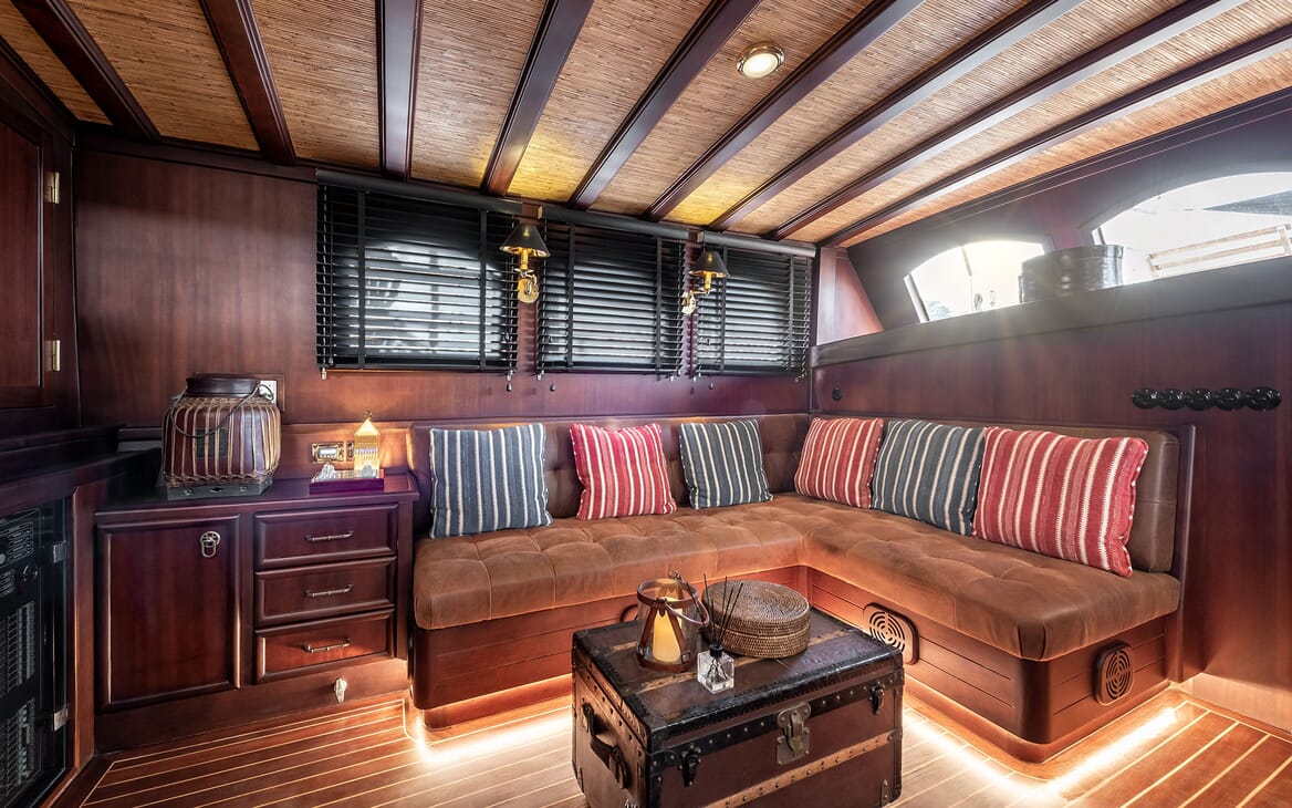 Sailing yacht CAPTAIN COOK salon