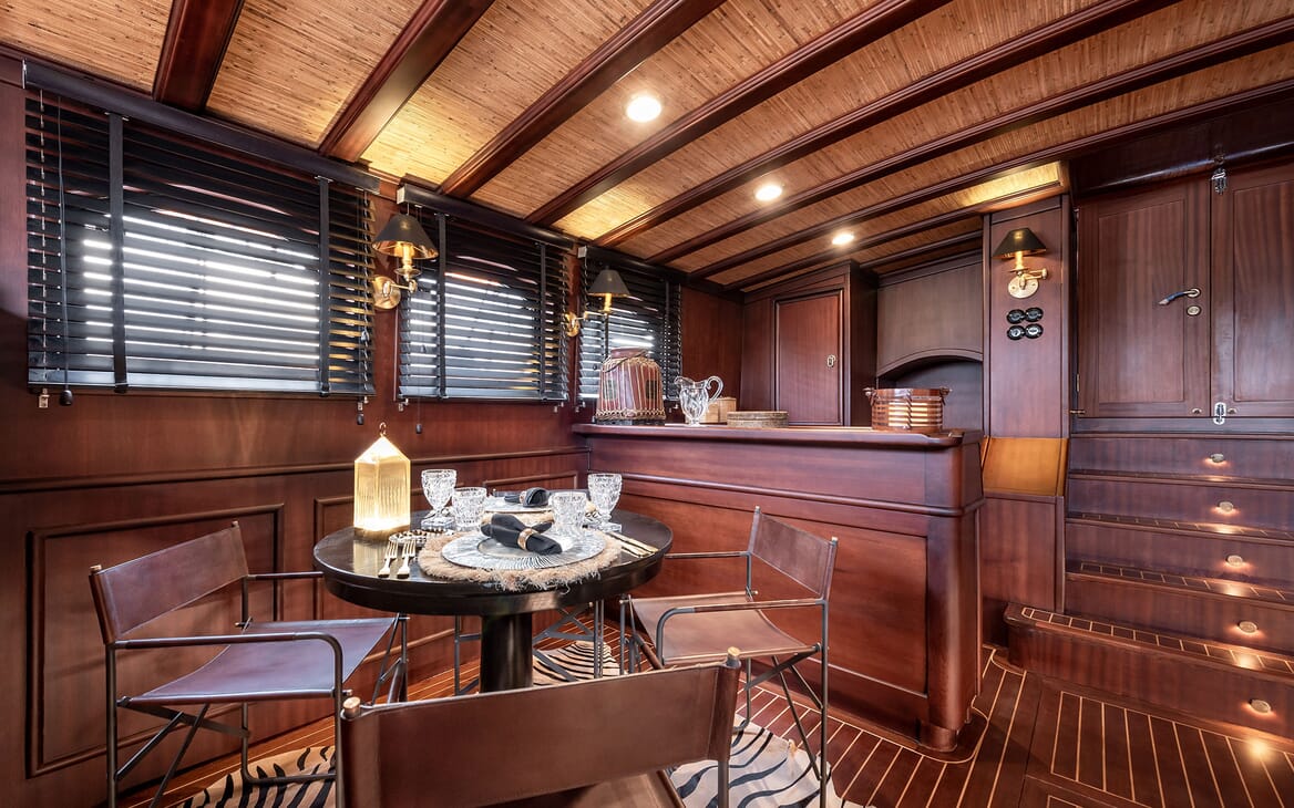 Sailing yacht CAPTAIN COOK indoor dining
