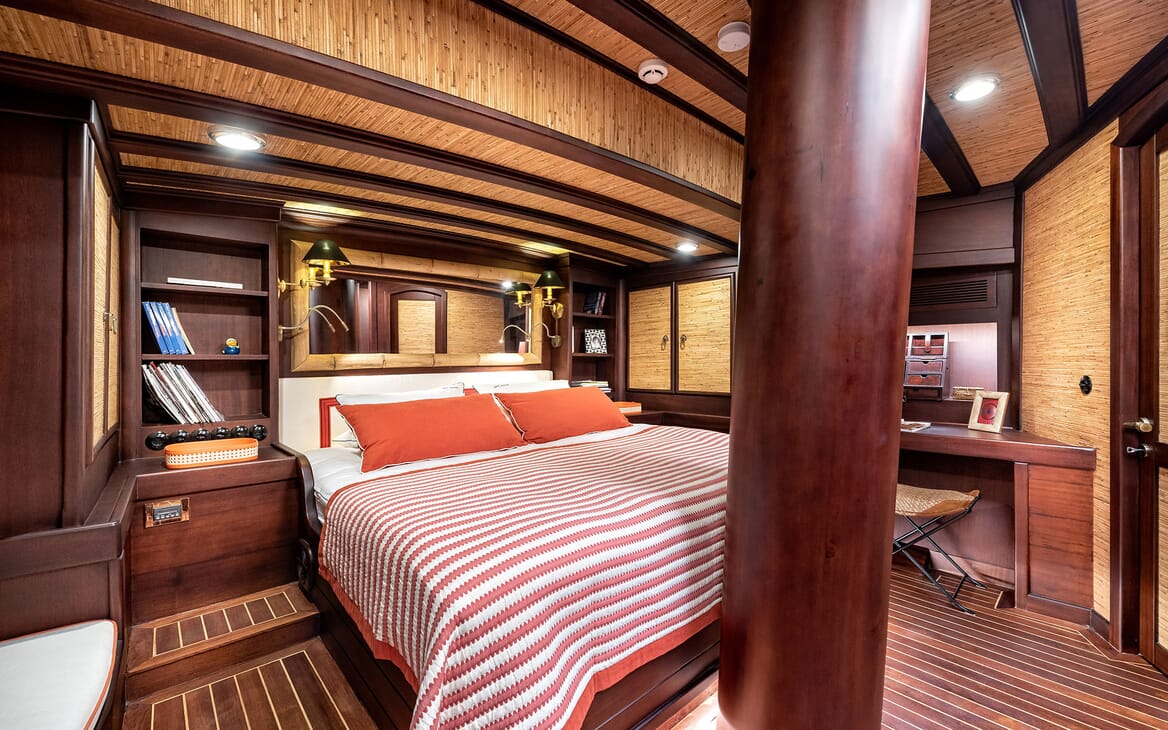 Sailing yacht CAPTAIN COOK stateroom 