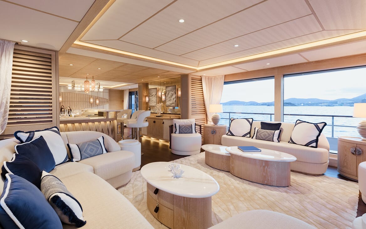 Motor Yacht Calypso Main Saloon
