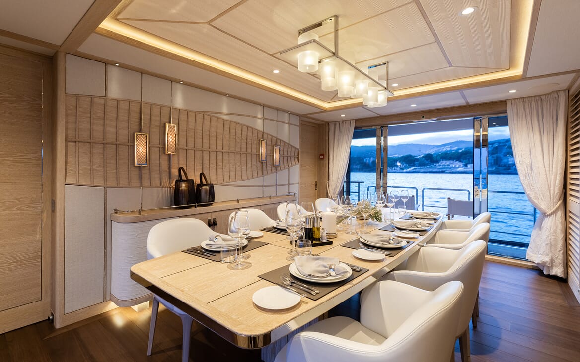 Motor Yacht Calypso Dining Table