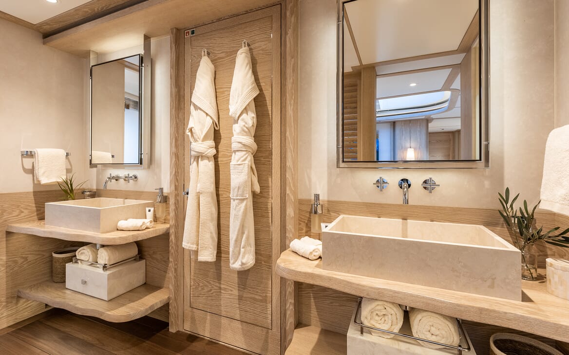 Motor Yacht Calypso Master Bathroom