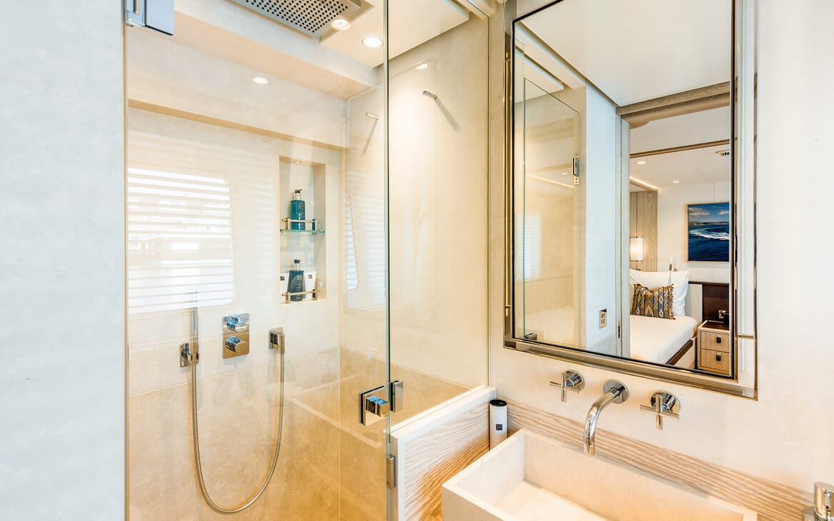 Motor Yacht Calypso Twin Stateroom Bathroom