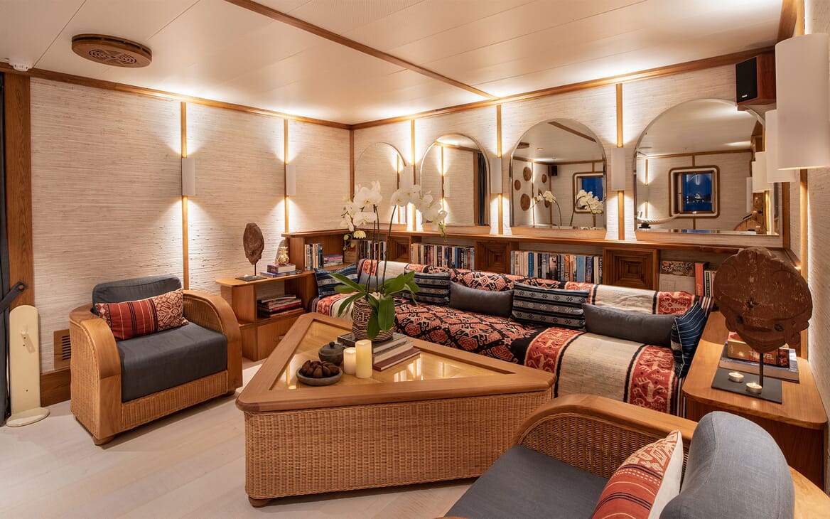 Motor Yacht KUDANIL Reception Room Seating