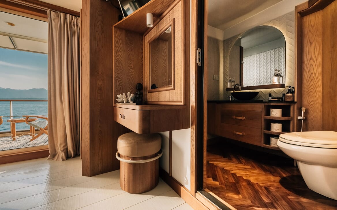Motor Yacht KUDANIL Stateroom Deck Seating