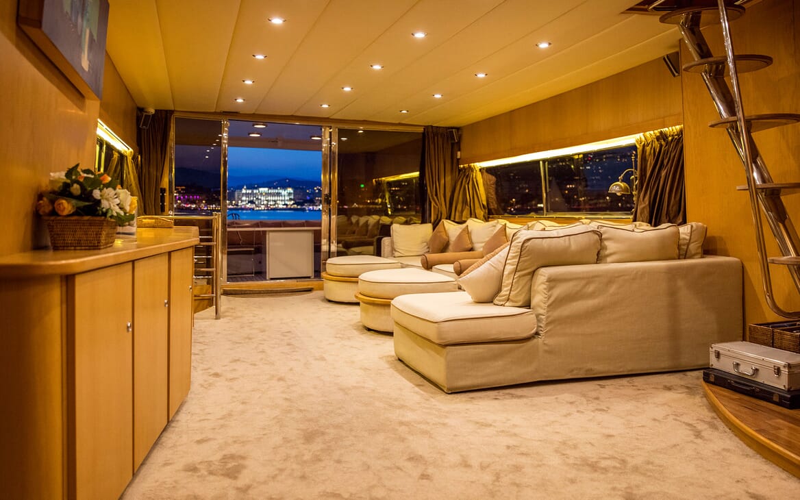 Motor Yacht DIAMS Main Saloon