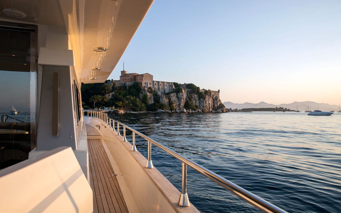 Motor Yacht DIAMS Walkway with a view