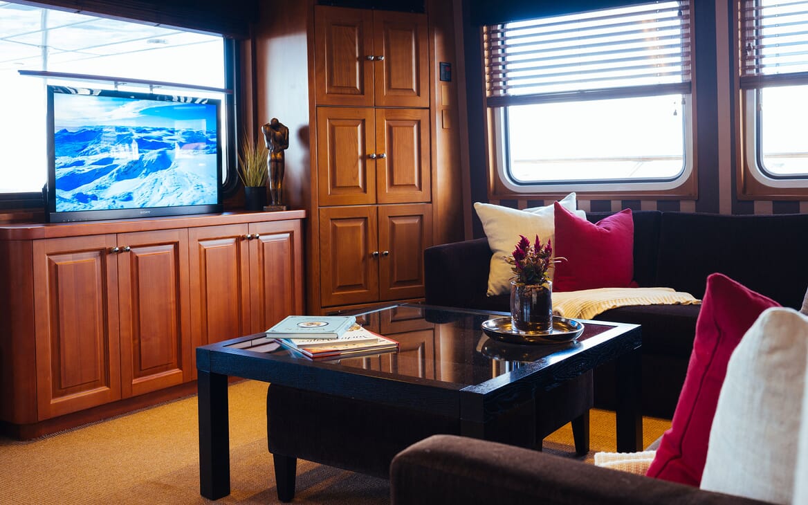 Motor Yacht DAYDREAM TV Seating