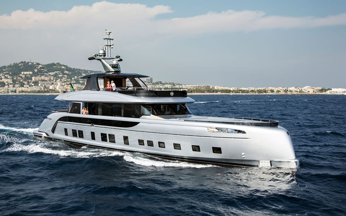 30m yacht