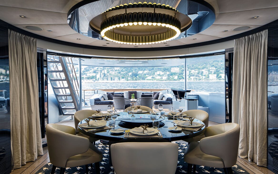 Motor Yacht Dynamiq GTT 115 Dining Room