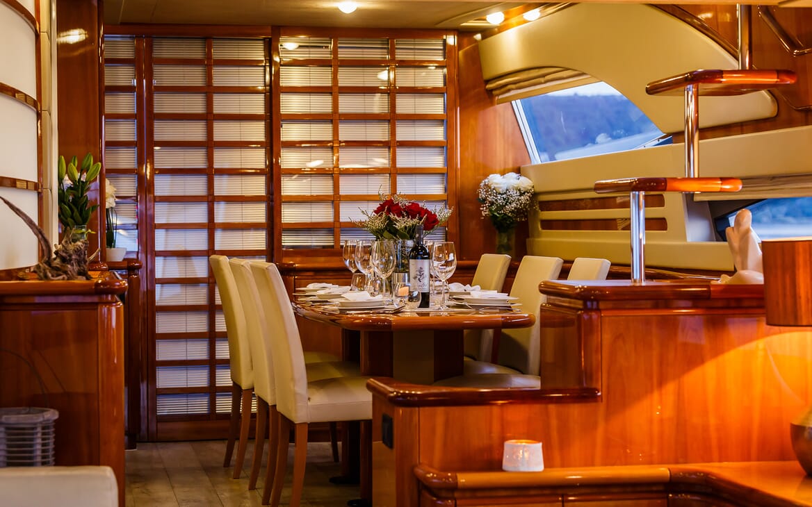 Motor Yacht Quo Vadis I Dining Table 2